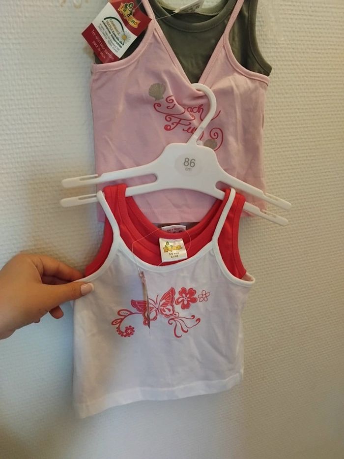 Lot 4 débardeur neuf fille 3/6mois