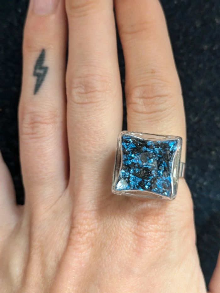 Bague en verre carrée style pylônes