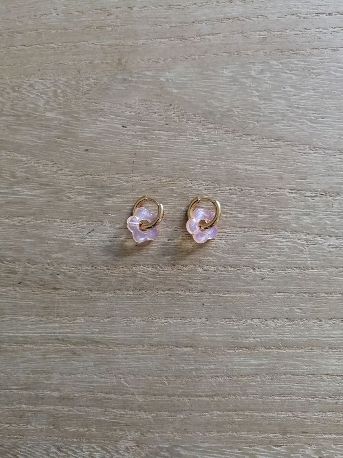 Boucles d'oreilles anneaux dorés en acier inoxydable avec petite fleur rose orangée neuves