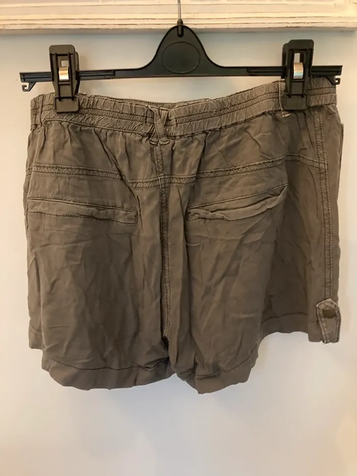 Short fluide kaki H&M taille 38 - photo numéro 2
