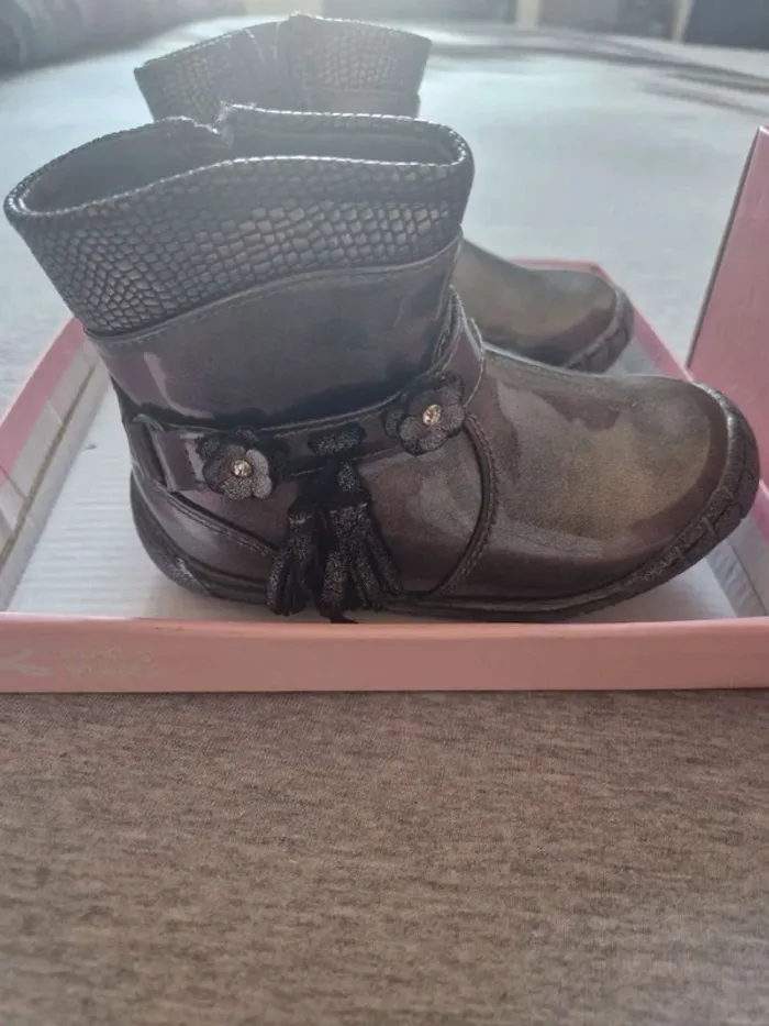 Paire de chaussures fille neuve jamais portées - photo numéro 2