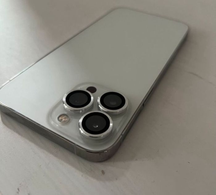 Une iphone treize - photo numéro 3