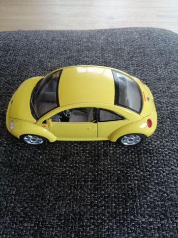 Voiture de collection Volkswagen New Beetle en très bon état