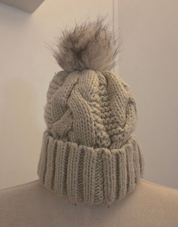 Bonnet torsadé H&M crème avec pompon en fausse fourrure  – taille unique – excellent état