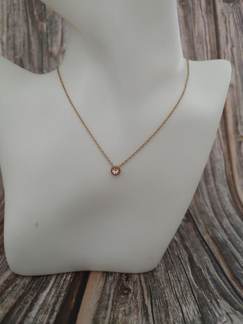 Collier doré avec strass central – Acier inoxydable – Neuf ✨