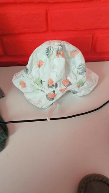 vent gillet  de 3 mois et un bonnet de 1 mois 