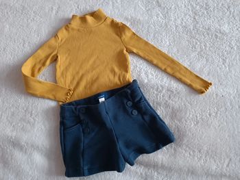 Ensemble t-shirt col roulé et short 4 ans