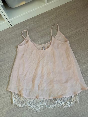 Haut rose à dentelle