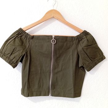 Top crop a epaules dénudées et fermeture éclair. Taille M. Couleur Kaki Vert Militaire