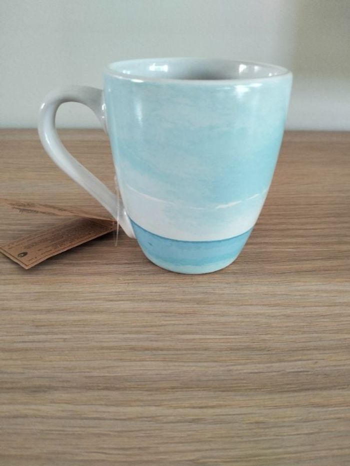 Tasse bleue neuve.