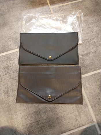 Lot de 2 petites pochettes L'une noire l'autre marron
