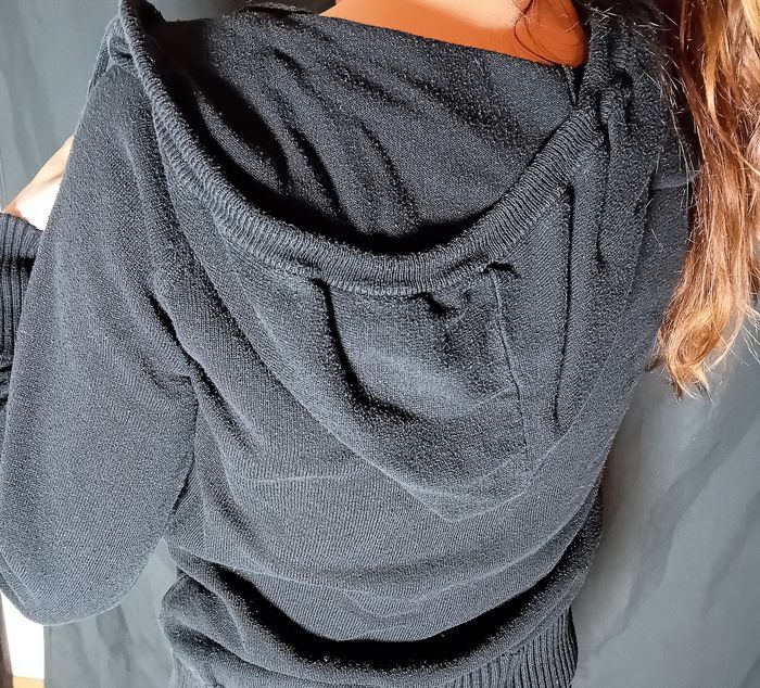 Pull noir capuche - photo numéro 2