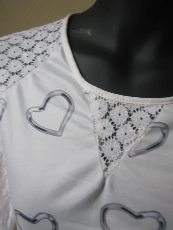 Tee shirt manches longues avec dentelles et des coeurs / Taille 38 - photo numéro 2