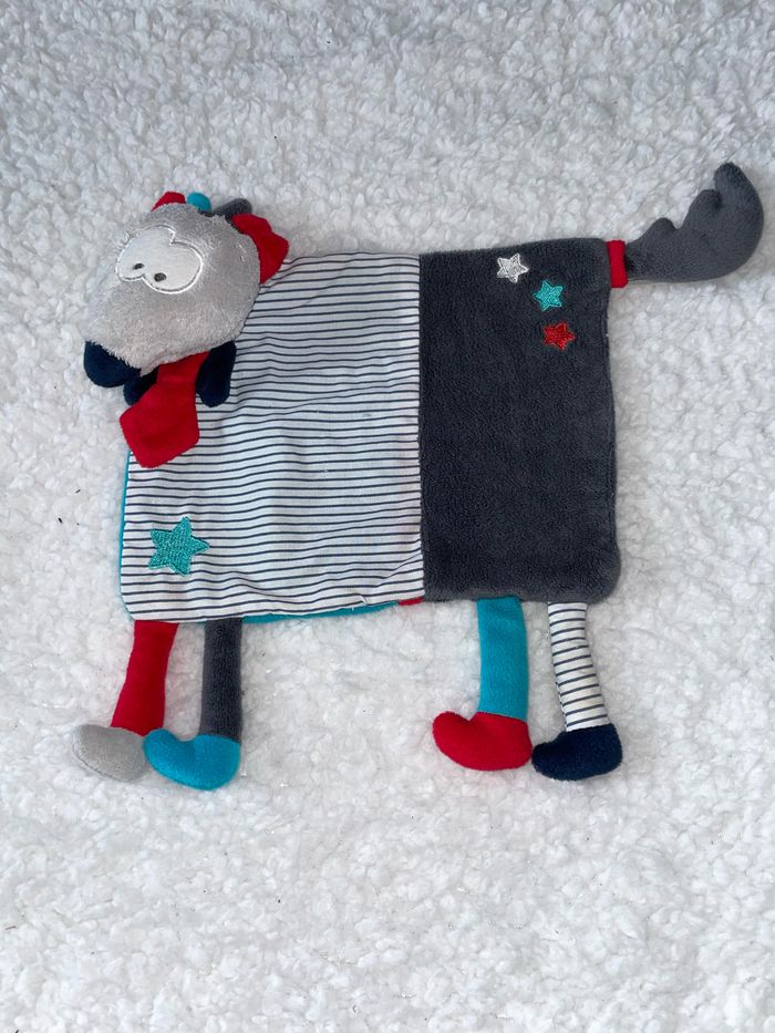 Doudou plat loup Mister Bouh gris bleu rouge rayé poche Sauthon