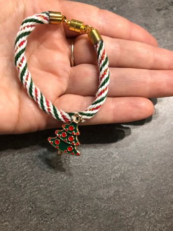 Kumihimo bracelet noel avec breloque sapin et fils brillants