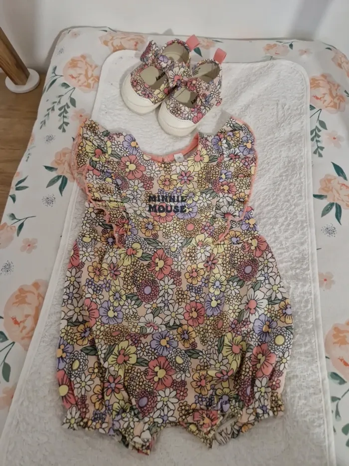 Combinaison à fleurs + chaussures bébé fille kiabi