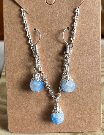 Collier et boucles d’oreilles perle bleu