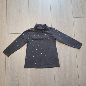 Maillot col roulé gris avec coeurs blanc.  Fille 18 mois. Marque Tape à l'oeil