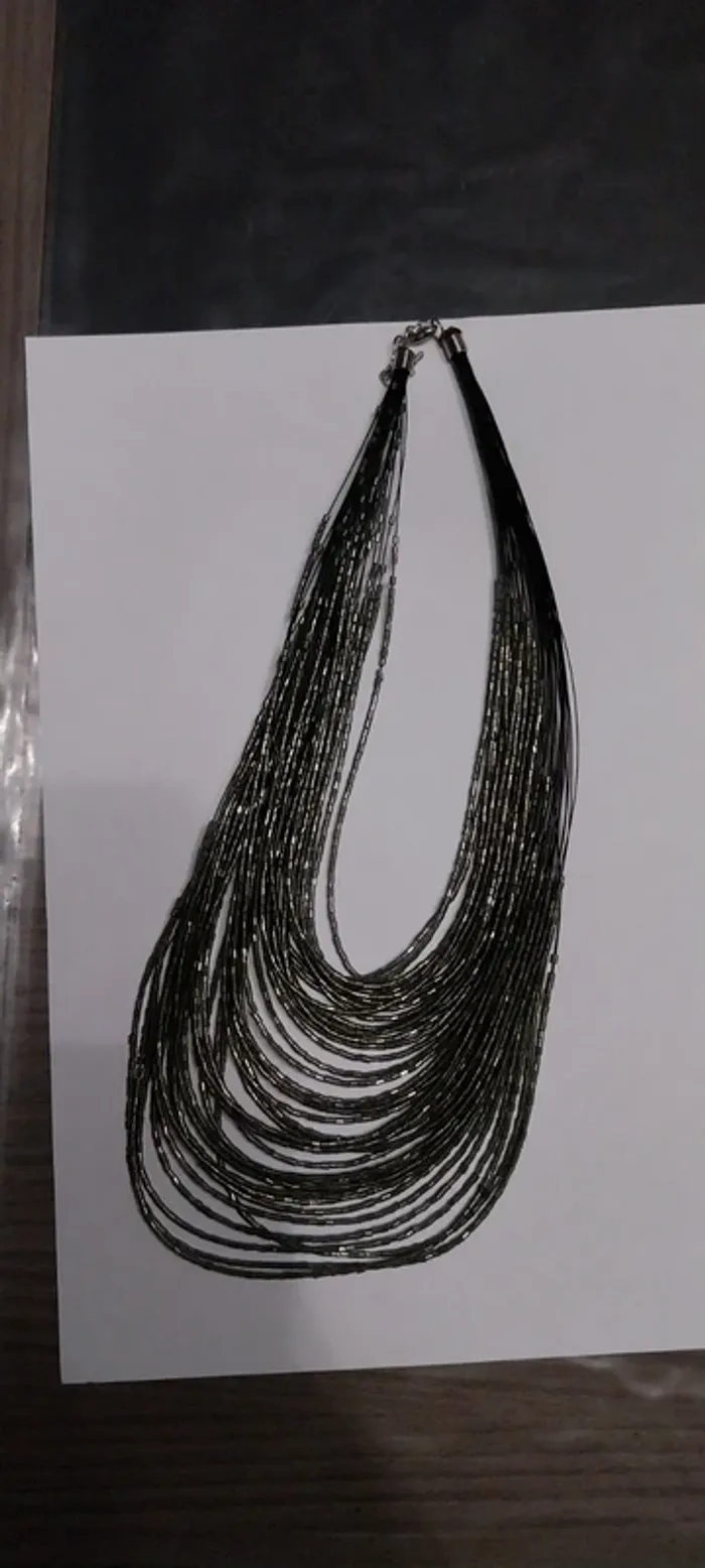 Collier fantaisie en perles. Gris neuf - photo numéro 3