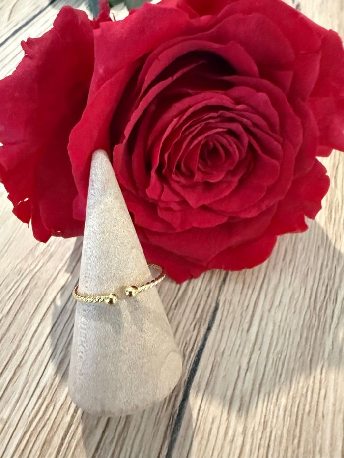 Bague dorée ajustable avec petite fleur en acier inoxydable - photo numéro 2