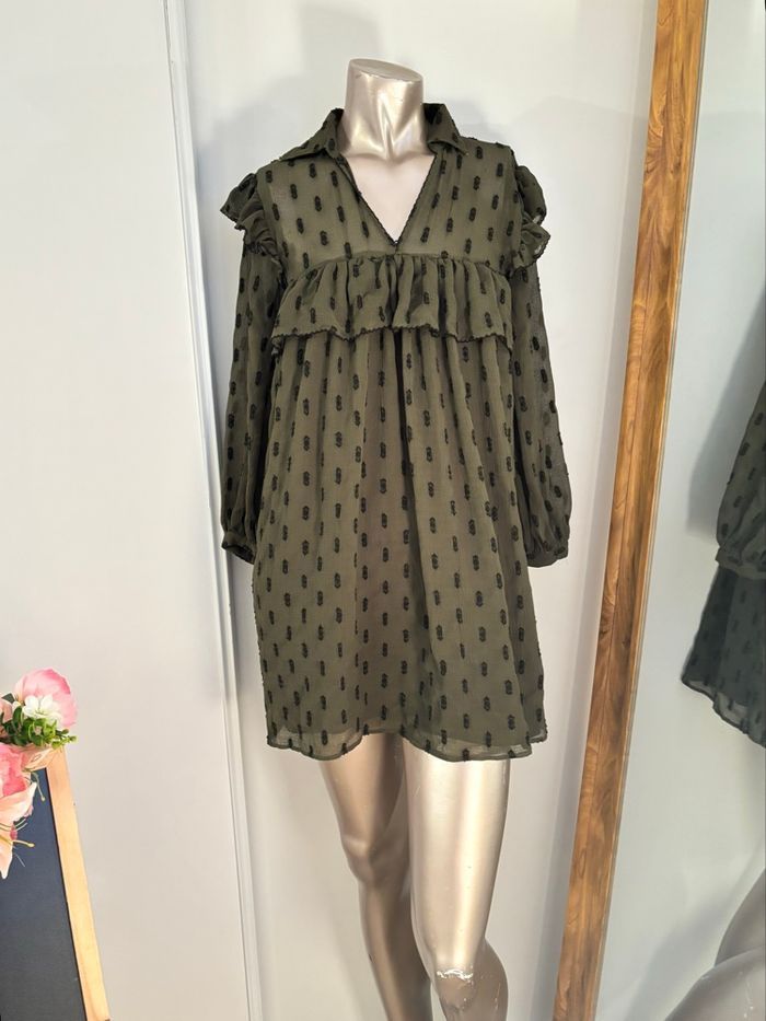 Robe bohème courte fluide kaki à pois texturés – Zara – Taille XS (34) - photo numéro 2