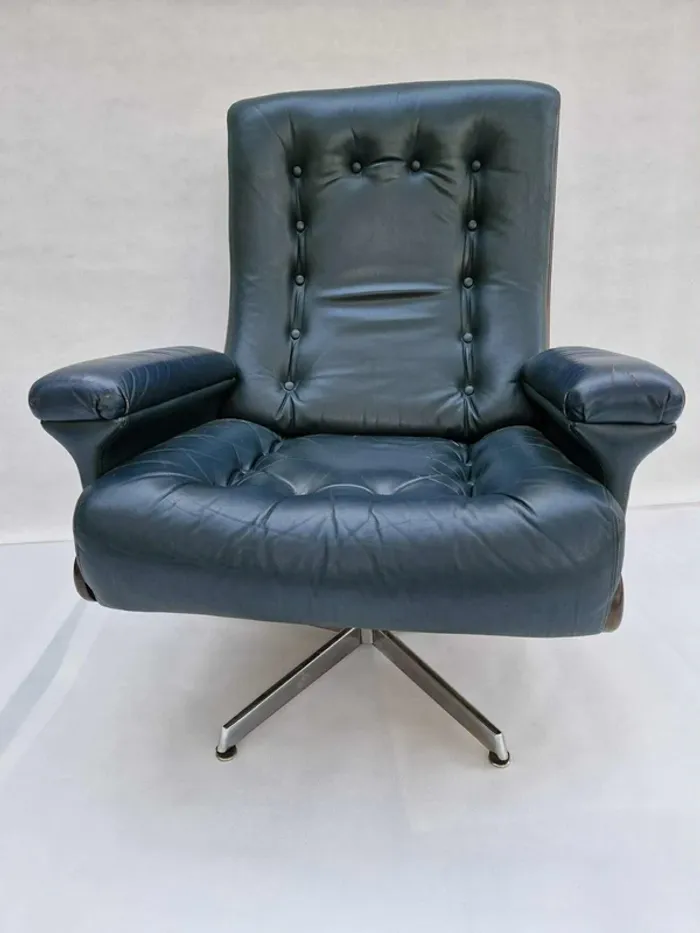 Fauteuil lounge pivotant vintage – cuir noir & bois courbé – années 60/70