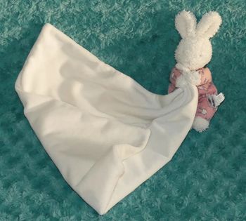 Doudou lapin couverture rose blanc cassé Jellycat 🐰tbe