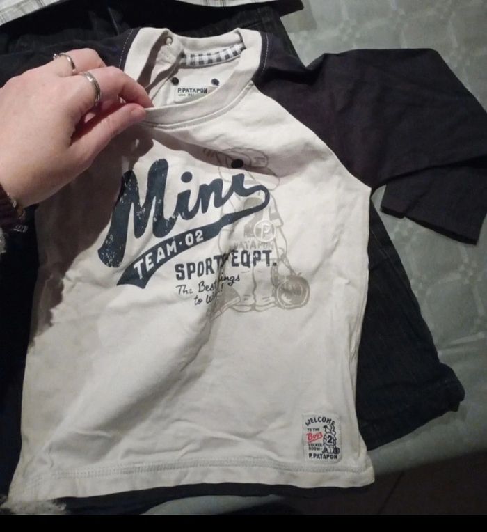 Loto 1 pantalon, 1 t-shirt manches longues et 1 chemise taille 24 mois en bon état - photo numéro 5