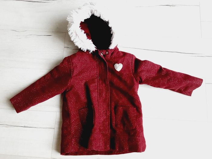 Vêtement fille manteau bordeaux brillants à capuche Gémo 3 ans