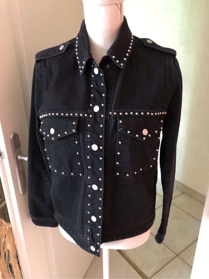 Jolie veste cloutée noire