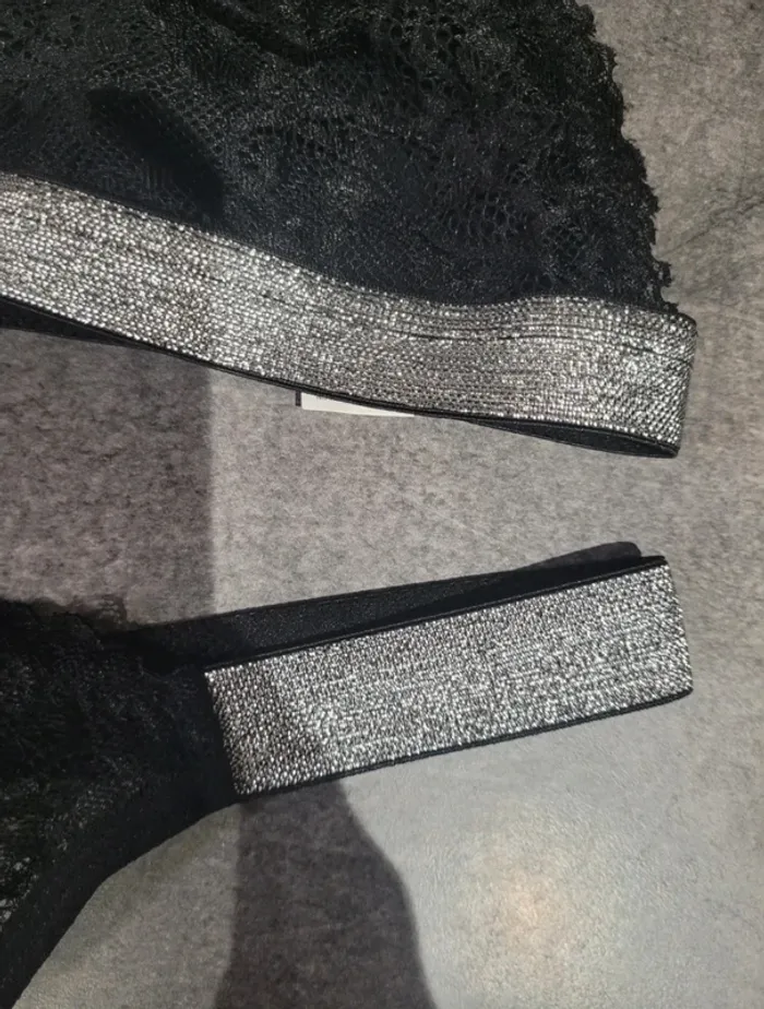 Lingerie noire à dentelle neuve - photo numéro 3