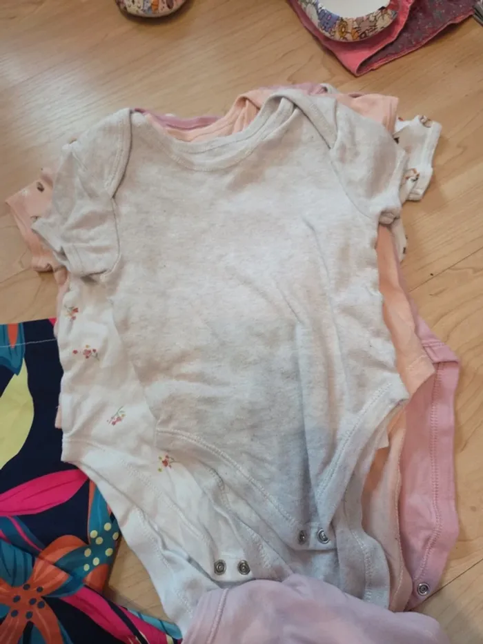 Lot bodies taille 12 18mois - photo numéro 4