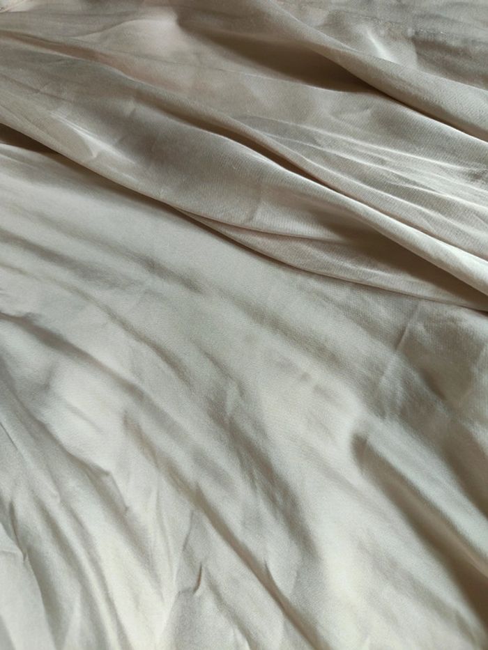 Robe satinée longue d'été à fines bretelles couleur champagne Très joli drapée - photo numéro 4