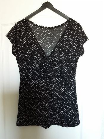 T-shirt noir à pois blancs