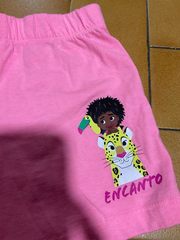 Short rose fluo encanto 5/6 ans Disney - photo numéro 2