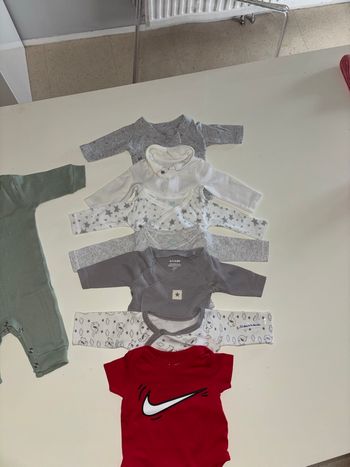Lot 7 bodys et 1 pyjama fin 