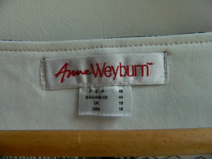 Robe T 46 neuve "Anne Weyburn" - photo numéro 4