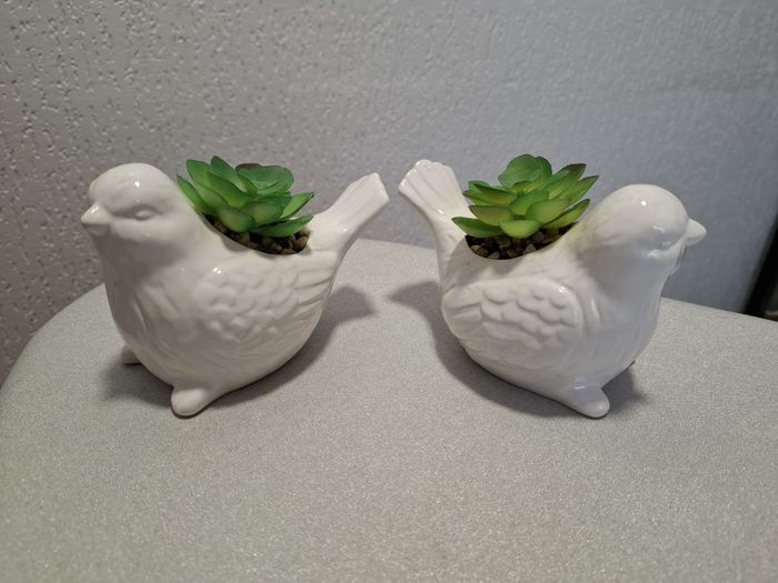 Lot de 2 jolis oiseaux céramique blanche + fausse plante excellent état