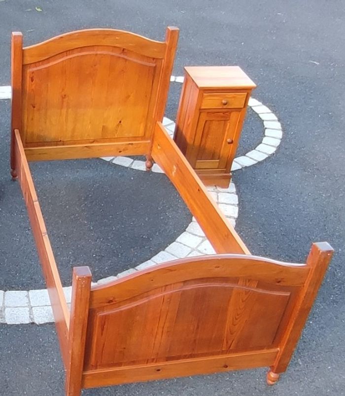 Lit 90 x 190 avec chevet et pied de lampe