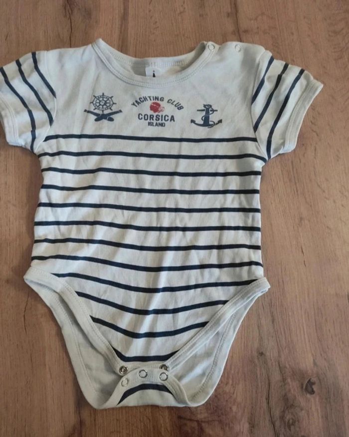 Lot de 2 bodies manches courtes 18 mois - Blanc et Bleu clair - Très bon état - photo numéro 3