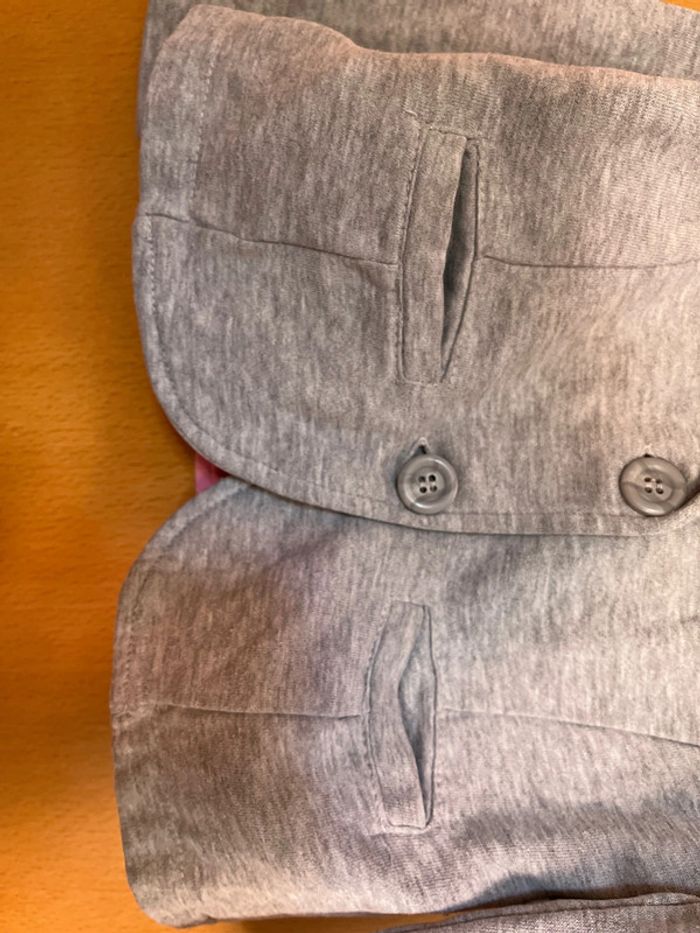 Veste d’intérieur couleur grise en taille 3 ans - photo numéro 3