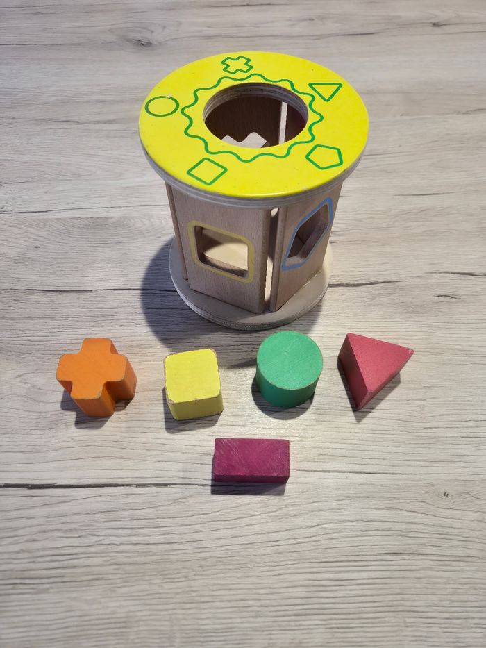 Jeu en bois qui roule avec les formes
