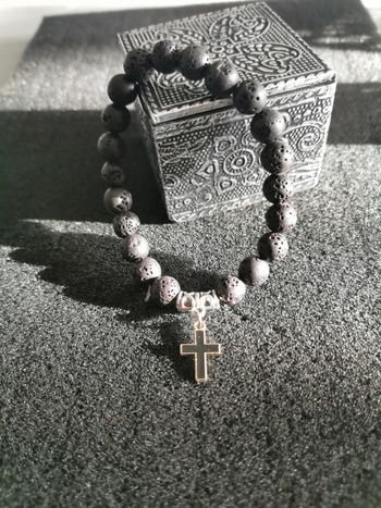 Bracelet pierre naturelle de lave croix 8mm