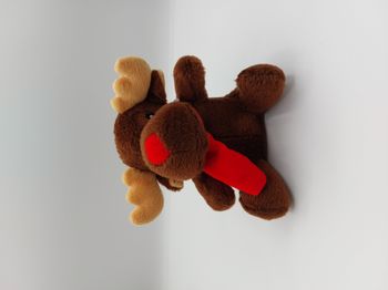 Peluche doudou élan renne marron FIZZY beige écharpe rouge 16 cm assis yeux noir