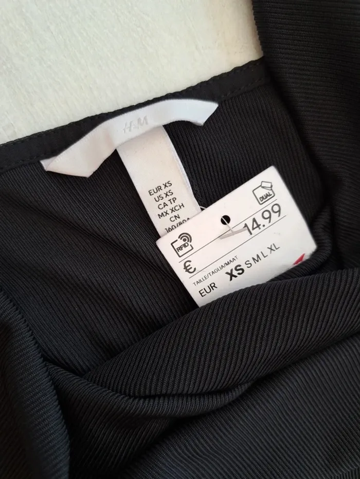 Robe noire H&M - taille XS - basique classique soirée - neuve étiquette - côtelée - décolleté en V - photo numéro 3