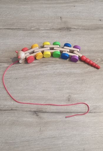Chenille articulée en bois à tirer