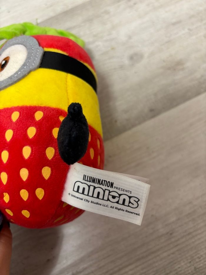 Peluche minions en fraise - photo numéro 3