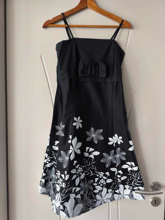 robe fleurie noire et blanche