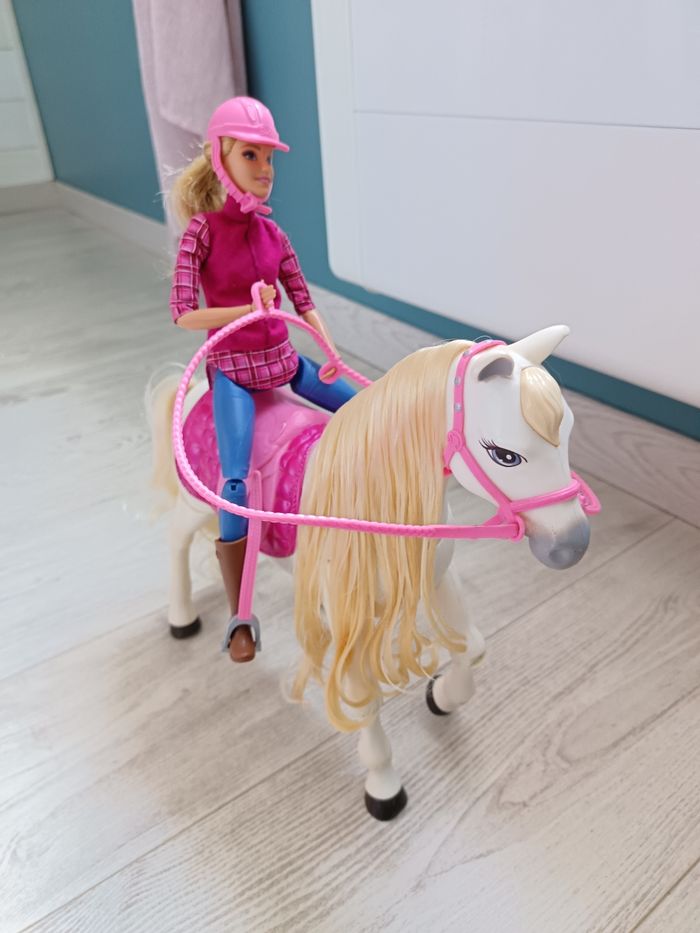 Barbie et son cheval qui marche - photo numéro 4