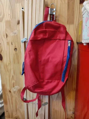 Sac a dos rouge très bon état et léger